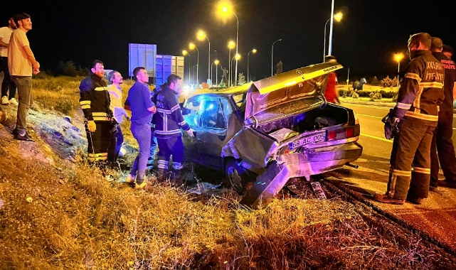 Otomobile arkadan çarpıp kaçtı: 2 yaralı