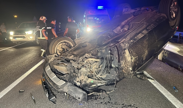 Otomobilin lastiği çıktı, çarpan minibüs şarampole düştü