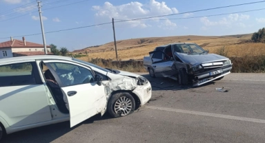 Otomobillerin kafa kafaya çarpıştı!