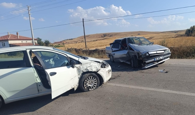 Otomobillerin kafa kafaya çarpıştı!