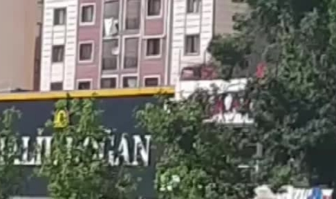 Otoparktaki araç alev topuna döndü