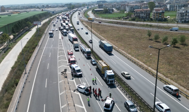Otoyolda iki ayrı kazadan dolayı trafik kilitlendi