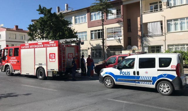 Oturdukları evi ateşe verip kaçtı