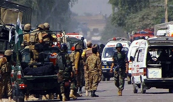 Pakistan'da askeri konvoya saldırı