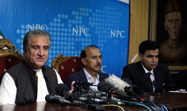 Pakistan’da muhalif siyasetçi Qureshi gözaltına alındı