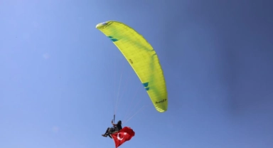 Paraşütçülerden “Saygı Uçuşu”
