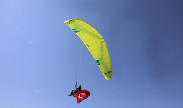 Paraşütçülerden “Saygı Uçuşu”