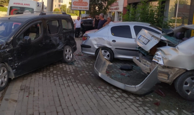 Park halindeki 3 otomobile çarptı: 2 yaralı