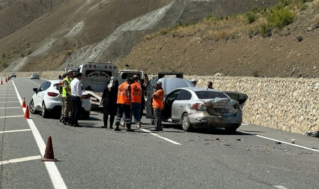 Park halindeki araçlara çarptı! 1 ölü, 6 yaralı