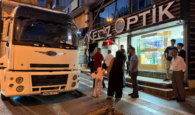 Park halindeki kamyon optik dükkanına çarptı