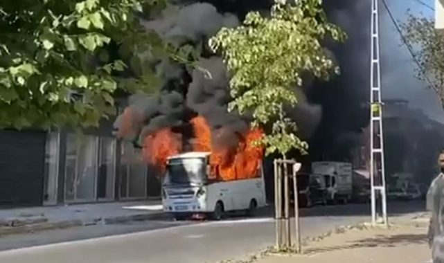 Park halindeki minibüs alev alev yandı