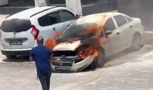 Park halindeki otomobil alev alev yandı
