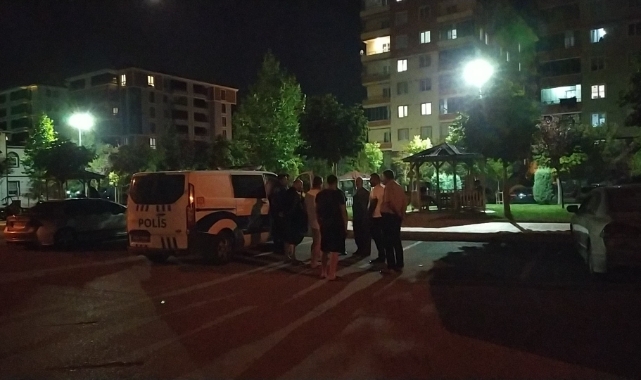 Park halindeki otomobile yorgun mermi isabet etti