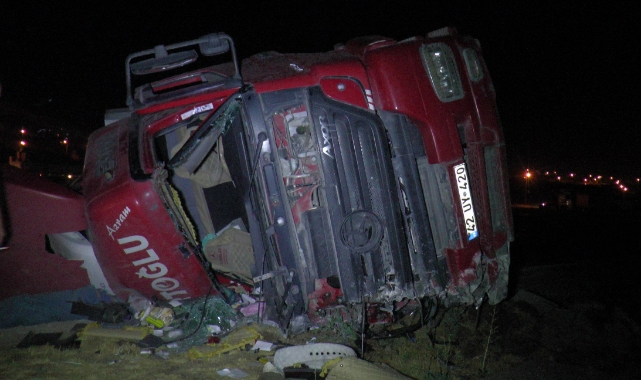 Plastik boru yüklü TIR devrildi: 1 ölü, 1 ağır yaralı