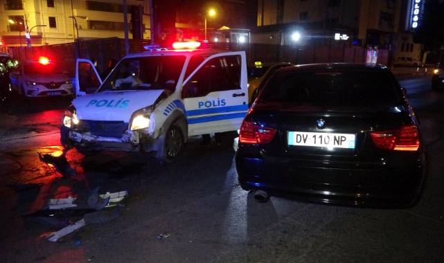 Polis aracı ile otomobil çarpıştı: 1’i polis 2 yaralı