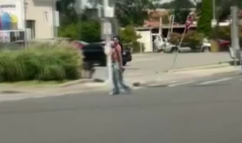 Polis silahlı kadını araçla çarparak etkisiz hale getirdi