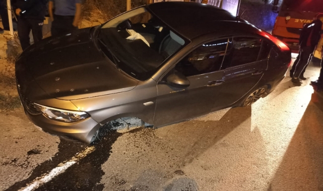 Refüje çarpan aracın lastikleri koptu