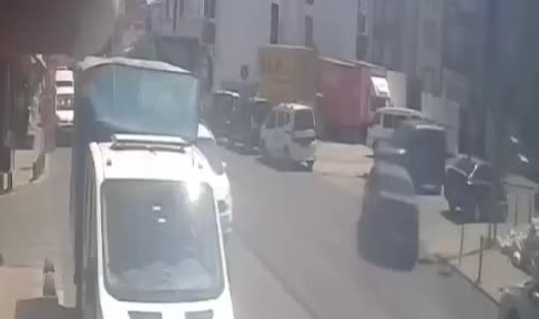 Refüje çıkan aracın altına otomobil girdi