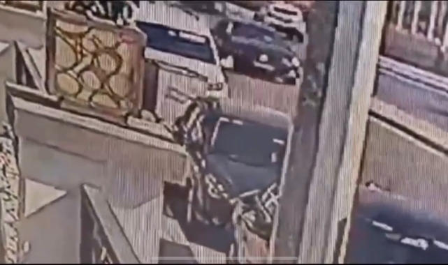 Refüjü aşan otomobilin polis otosuna çarptı! 4 yaralı