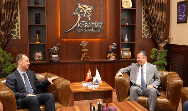Rektör Kırışık tebrikleri kabul ediyor