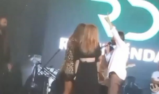 Resul Dindar ve Demet Akalın arasında sahnede gergin anlar