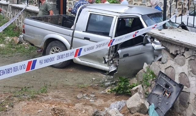 Rize'de kamyonet duvara çarptı: 2 yaralı