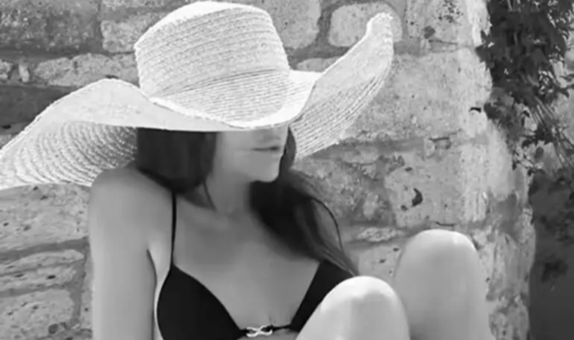 Sağın'dan bikinili poz!