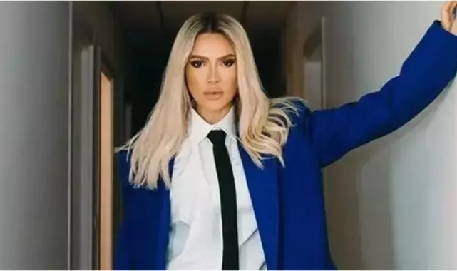 Sahnede kravat modası başladı