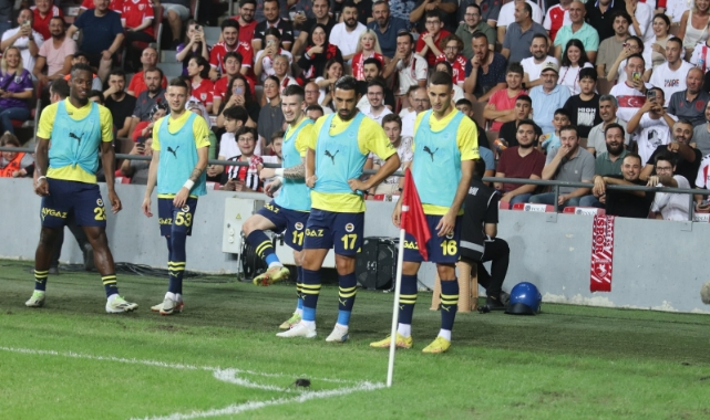 Samsunspor - Fenerbahçe maçında sahaya fare girdi