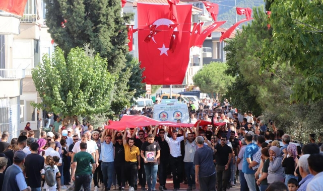 Şehit cenazesinde yürek burkan detay