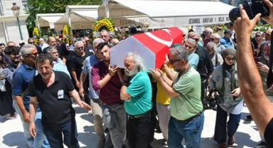 Senarist Safa Önal'ı devler uğurladı