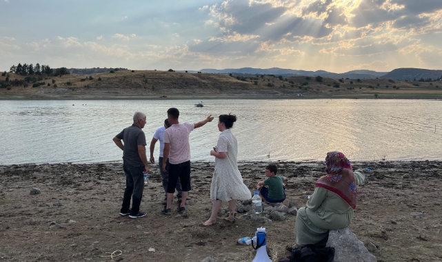 Serinlemek için gölete giren genç kayboldu