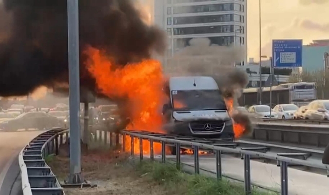 Servis minibüsü alev alev yandı