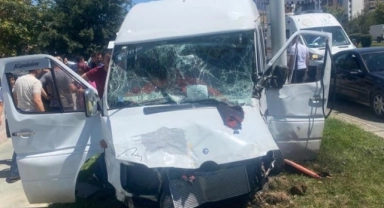 Servis minibüsü refüje çarptı!
