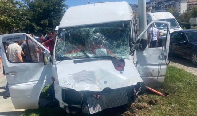 Servis minibüsü refüje çarptı!
