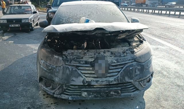 Seyir halinde otomobil alev alev yandı
