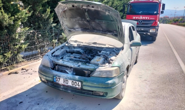 Seyir halindeki otomobil alev aldı