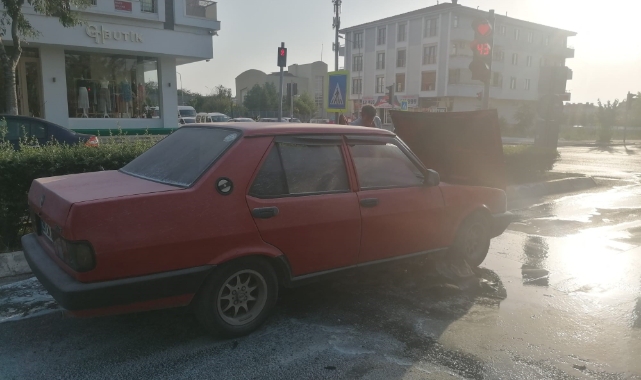 Seyir halindeki otomobil alev aldı
