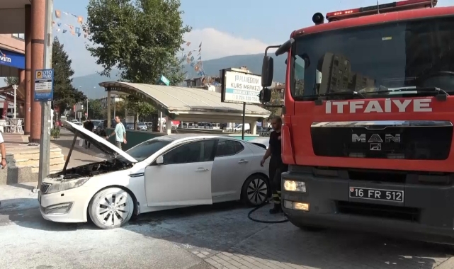 Seyir halindeki otomobil alev alev yandı