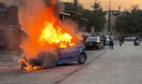 Seyir halindeki otomobil alev topuna döndü