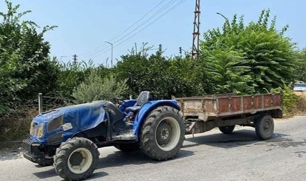 Seyir halindeki traktörden düşen genç can verdi