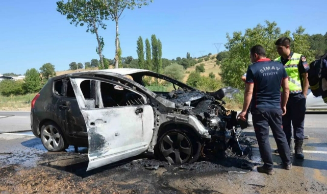 Seyir halindeyken yanan araç küle döndü