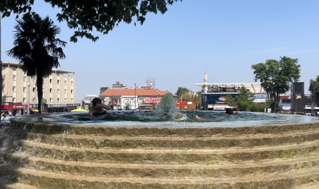 Sıcaklardan bunalan çocuklar çareyi süs havuzunda buldu