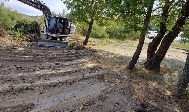 Sıcaktan bunalan köy sakinlerine plaj yaptırdı