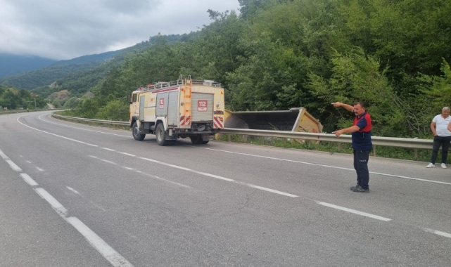 Sinop’ta kamyon şarampole devrildi: 1 yaralı