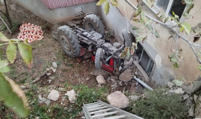 Sivas'ta traktör bahçeye uçtu: 2 ölü