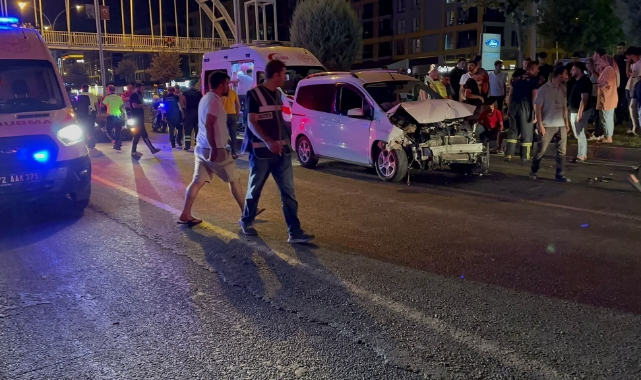 Sivil polis aracına otomobil çarptı: 5 yaralı