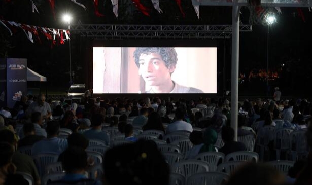 Sultangazi'de açık hava sinema günleri başladı