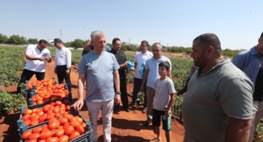 Tahmazoğlu, mahsulü çiftçilerle topladı