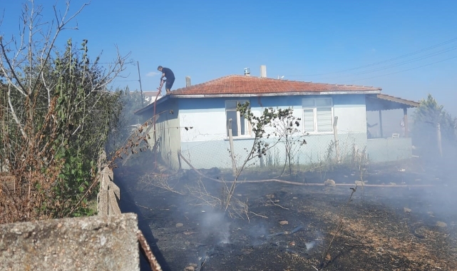 Tarla yangını evlere sıçramadan söndürüldü